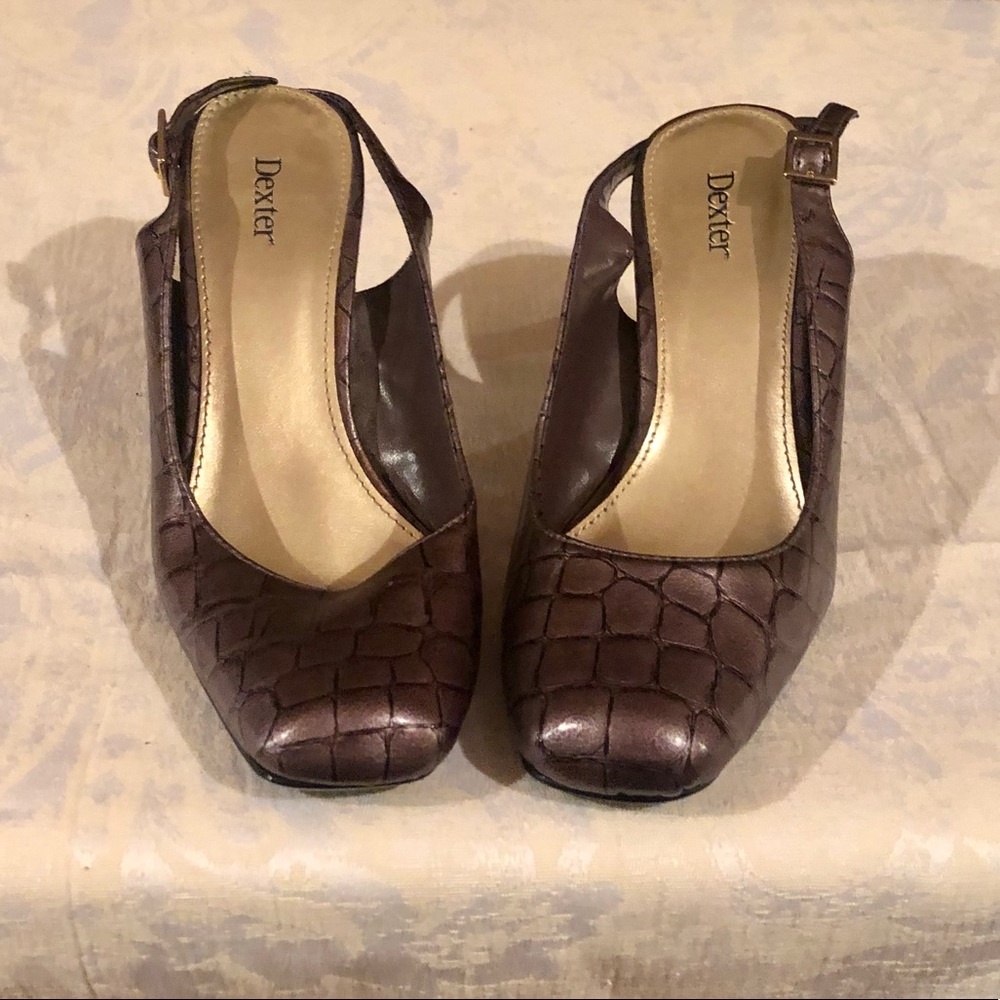 ⬇️ Woman’s purple sling back heels